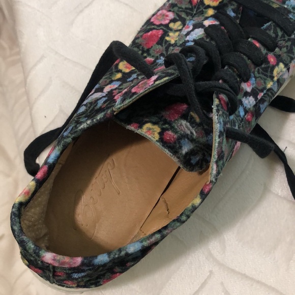 Velvety Floral Sneakers Sz 8 - Picture 9 of 9